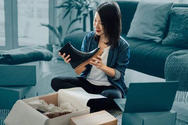 Asendia_end-user_woman_Parcels-1_AFB-small Asendia_end-user_woman_Parcels-1_AFB-small